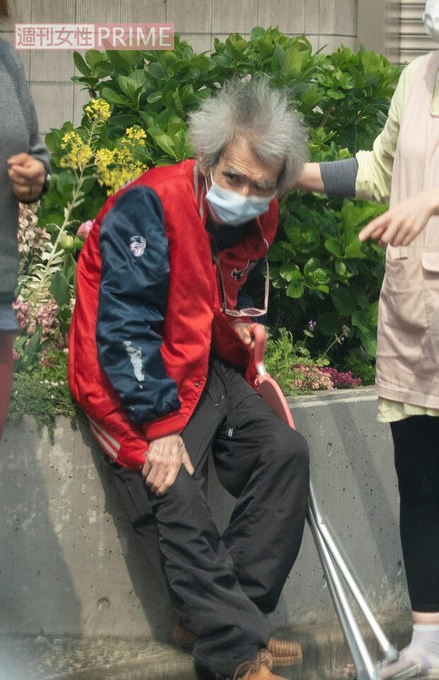 トレードマークである『ボストン・レッドソックス』のスタジャンを着て散歩へ出掛けた小澤