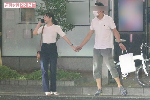 元『NMB48』の松岡知穂と実業家のX氏が手を繋ぎながら移動