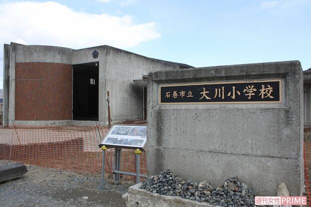 今でも多くの人が大川小を訪れ手を合わせている