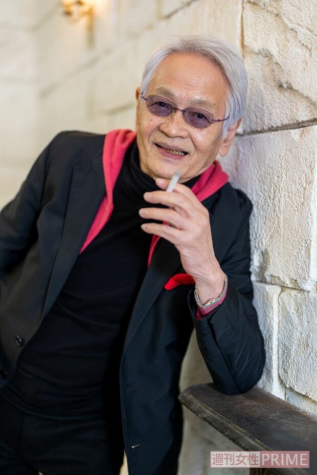 「たばこはやめられない。周りでやめた人もいるけど、みんなそれで亡くなっちゃう」と寺田。でも「たばこ税が防衛費になるなら考えようかな」とニヤリ　撮影／佐藤靖彦