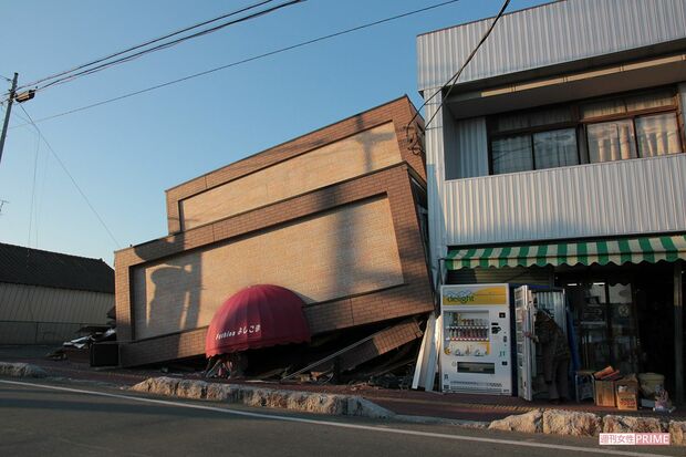 津波の被害がなくとも、半壊、全壊した家も多く、カメラマン曰く「とことんやられてる状態だった」（2011年3月12日）