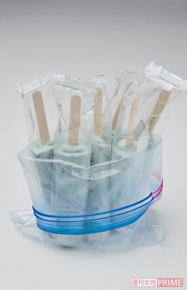 冷蔵庫　箱入りアイスをそのまま入れると、かさばる。冷凍用保存袋の上部を外側に折り、筒状にして立てて中身だけ収納