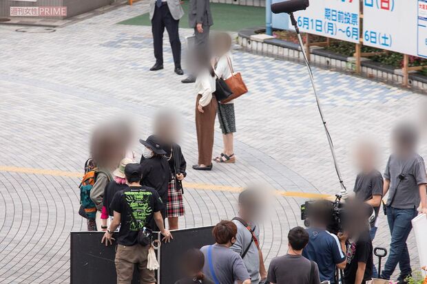 街中で撮影を行うドラマスタッフ(写真はイメージです)