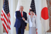 トランプ米大統領(左)を出迎え、握手を交わす高市首相(2025年10月28日東京・元赤坂の迎賓館、代表撮影)