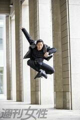  その場で軽くジャンプしただけで、フワリと浮き上がった。驚くべき身体能力　撮影／伊藤和幸