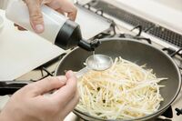 【魔法の料理酒オイルレシピ】料理芸人クック井上。の大発見!“新・手作り調味料”は安い食材を格上げし、…