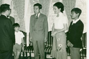 '72年8月、『豆記者交歓会』に参加されたご一家。左から2人めの秋篠宮さまは当時6歳