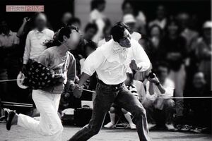 1990年10月、子どもの運動会に参加した明石家さんま