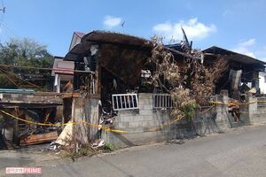 事件現場。不審火によって全焼した