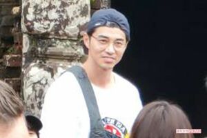 「ミーソン遺跡」を背景に写真撮影をする東出のアップ