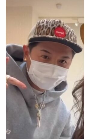 キメ顔の浅岡容疑者(SNSより)