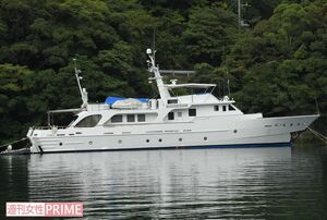 加山が所有する船の名前は『光進丸』。山々に囲まれた穏やかな入り江に浮かんでいる