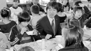 小学生と給食を食べる大阪府の橋下知事（'08年当時）。大阪市長時代には、給食を「エサ」呼ばわりした中学生がいると聞き激怒
