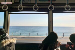 オーバーツーリズムになる前の鎌倉高校前（2020年12月、編集部撮影）