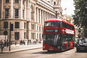 ロンドンを象徴する2階建てのバスが通る街並み