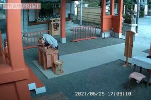 平容疑者が賽銭を盗む瞬間(6月25日)=秩父今宮神社提供