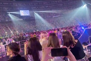 ステージから降りてファンのもとへ駆け寄った『美少年』の佐藤龍我（ツイッターより）