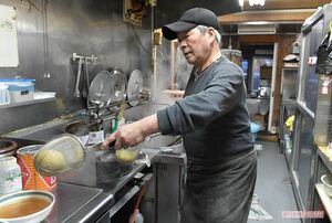 湯きりをする大坂善万さん。休みの日には娘夫婦も手伝う