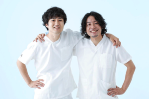 看護師の日常の様子を配信するYouTubeチャンネル「NASMENCHANNEL」を運営するシンジョーさん(右)とイデさん(左)。同業種の人から絶大な支持