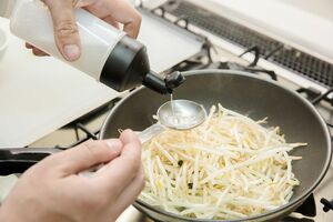 安い食材を格上げする“新・手作り調味料”「料理酒オイル」（撮影／松園多聞）