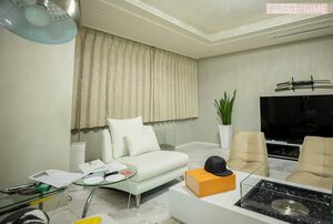 超都心の一等地にそびえる豪華なマンション。リビングの中央にはおしゃれな暖炉が。広すぎて部屋数は不明。