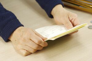 預金の出し入れが滞るのは、認知機能低下のサインという場合も。通帳の管理はできているか確認を(写真はイメージです)