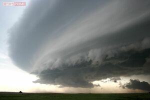 限界まで発達した積乱雲の上部が横に広がった“かなとこ雲”