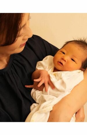 
p.p1 {margin: 0.0px 0.0px 0.0px 0.0px; text-align: justify; font: 7.0px Helvetica}

初孫を抱く森尾由美さん
