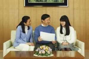  皇太子ご夫妻の留学先・オックスフォード大学の写真をご覧の愛子さま（2月11日）