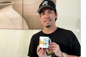 自筆イラストのマグカップを持つ前田健太（公式インスタグラムより）
