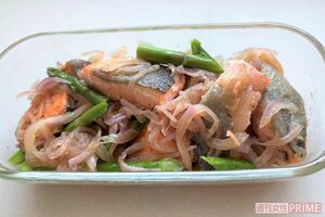 アンチエイジング効果もある鮭で美肌も叶う『鮭とアスパラのマリネ』