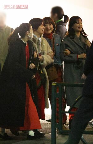 『阿修羅のごとく』打ち上げに参加した、左から蒼井優、尾野真千子、宮沢りえ、広瀬すず。2次会に向かう道中、ずっとそれぞれ腕を組んでいた