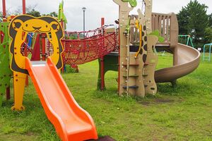 石川県かほく市内の公園。遊具が充実し、手入れも行き届いている。子どもたちを安心して遊ばせられる