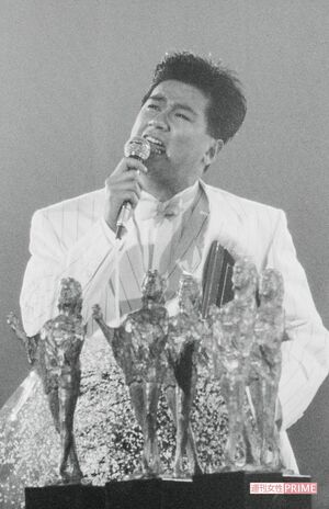 『愚か者』で日本レコード大賞を受賞。母親の遺骨が盗まれ“返してほしければ、辞退しろ”と脅迫されたが、悩み抜いて出場した（'87年12月）