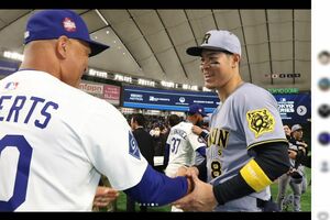 ドジャース・ロバーツ監督と握手を交わす佐藤輝明（公式インスタグラムより）
