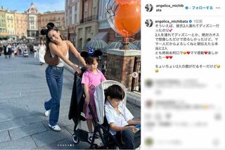 息子2人と共にディズニーへ行ったことを報告した道端アンジェリカ。露出度の高い服装で、文中では息子を「彼氏」呼び(インスタグラムより)