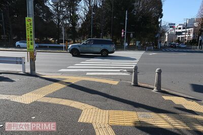 事故があった交差点。道幅は広く見通しもいいが、夜間は暗くなる