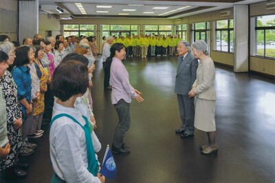 上皇さまが傘寿をお迎えになるにあたって『勤労奉仕団』とご会釈（2013年10月）