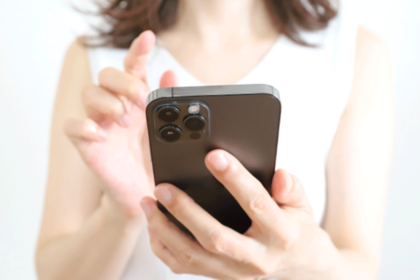 既婚者が登録していたり、サイトが仕込んだ“サクラ”も多いといわれるマッチングアプリ。その判別は難しく…(※写真はイメージです)