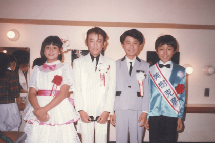 NHK『こどものど自慢』に出演し、五木ひろしさんの歌を熱唱（右から2人目）。左端は、現在アナウンサーとして活躍する駒村多恵さん。当時から、本当は彼女のようなアイドル衣装に憧れていた