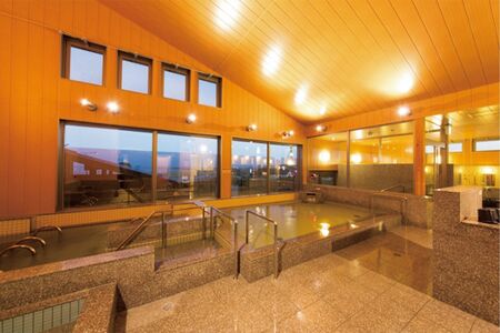 源泉かけ流しの天然温泉。朝風呂は7:00から(土日、祝日のみ)入浴料は大人950円