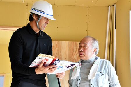 たびたびケンカになる桑野と棟梁　(c)フジテレビ