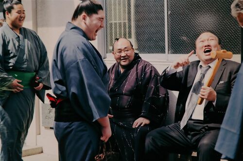 故・北の湖親方を偲ぶ記念碑の除幕式を待つ合間に。本人隣に山響親方