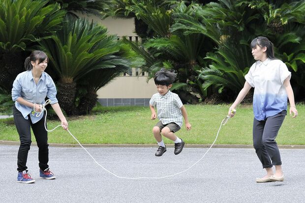 佳子さまとご一緒に、弟の悠仁さまの遊び相手をされることも。最近は、米作りを姉妹でお手伝いする（’13年7月）