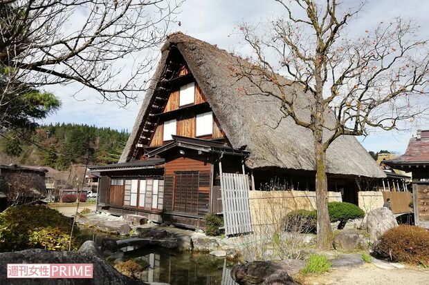 白川郷の合掌造りは古い建物で築300年と言われている