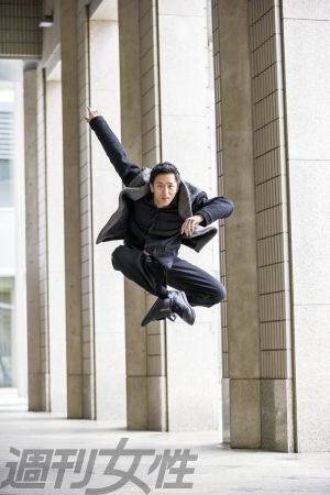  その場で軽くジャンプしただけで、フワリと浮き上がった。驚くべき身体能力　撮影／伊藤和幸