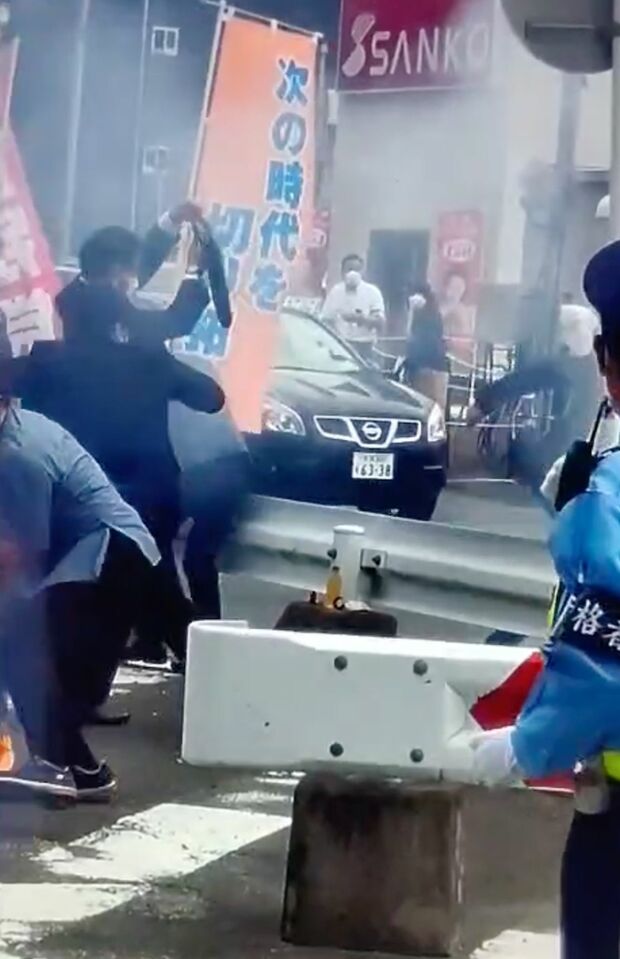 防弾カバンを盾に身を守るSPらしき人物の姿も（目撃者提供）