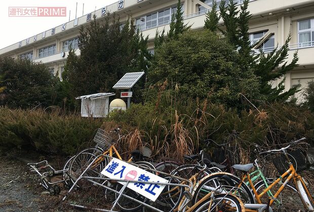 9年ぶりに全線開通したJR常磐線の双葉駅。聖火リレーのコースに位置づけられた駅周辺のすぐ近くには、荒れ果てたままの学校が