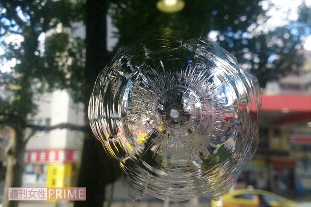 被害を受けた近隣の歯科医院の銃痕