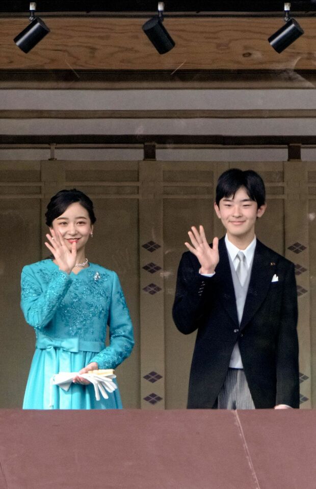 1月2日、初出席となる一般参賀にてお手振りをされる悠仁さま。笑顔を見せつつ緊張した面持ちで……
